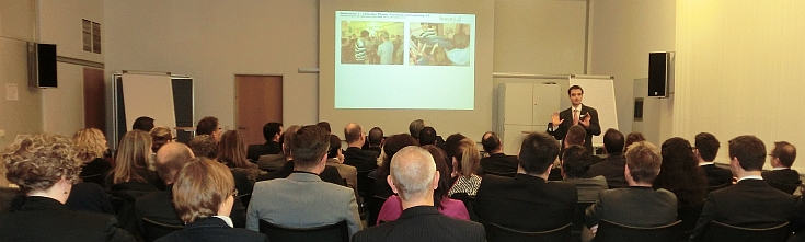 Manfred Stöhr (integra akademie) vor Mitarbeiter/innen der Sparkasse Rhein-Nahe am 26. November 2013.