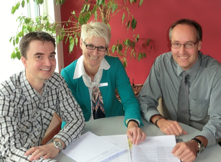 Birgit Höllerl und Andreas Ritz (beide Sparkasse Hochfranken) und Manfred Stöhr im Oktober 2013.